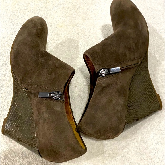 Women’s Clark’s Artisan Brown Leather Zip Ankle Boot Bootie Wedge Heel Shoes 7 M - Picture 8 of 11